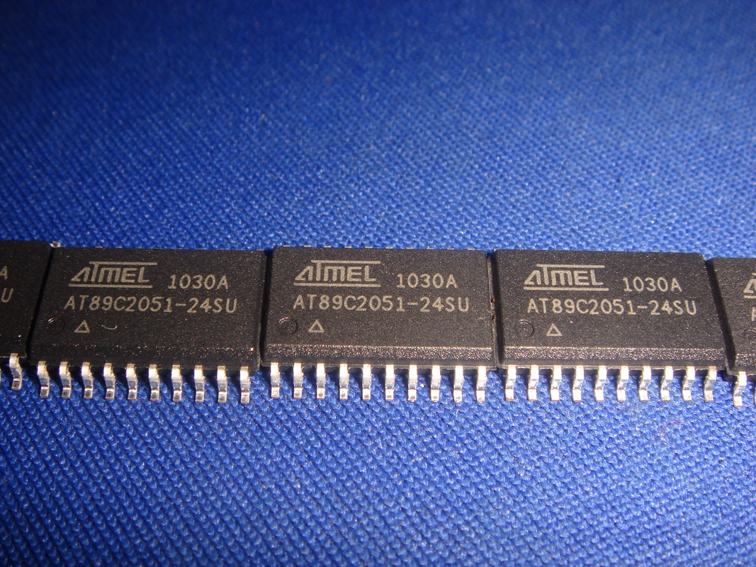 AT89C2051-24SU SOP20 ชิปวงจรรวมไมโครคอนโทรลเลอร์ IC ยี่ห้อใหม่เดิมไม่ได้ใช้