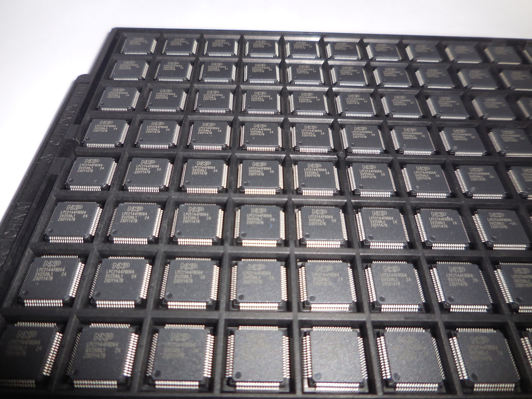 LPC2144FBD64 QFP64 ชิปวงจรรวมไมโครคอนโทรลเลอร์ IC ยี่ห้อใหม่ยังไม่ได้ใช้